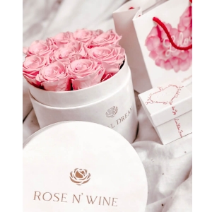 różowe wieczne róże flower box w kolorze białym